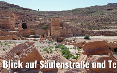 Blick auf Säulenstraße und Tempelruinen in Petra
