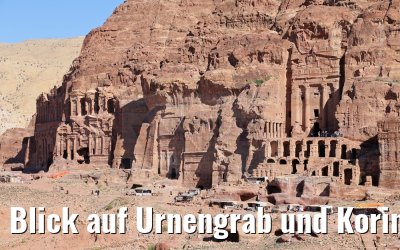 Blick auf Urnengrab und Korinthisches Grab in Petra