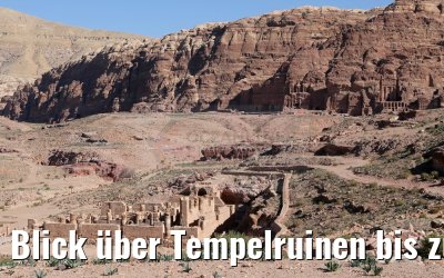 Blick über Tempelruinen bis zur Königswand in Petra