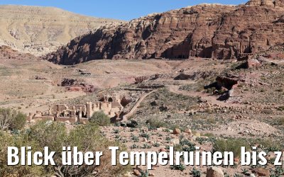 Blick über Tempelruinen bis zur Königswand in Petra