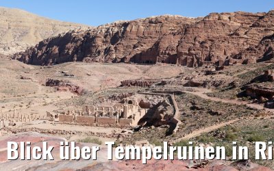 Blick über Tempelruinen in Richtung Königswand Stadt Petra