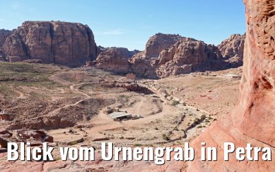 Blick vom Urnengrab in Petra über das Tal