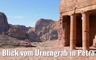 Blick vom Urnengrab in Petra über das Tal