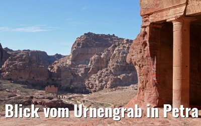 Blick vom Urnengrab in Petra über das Tal