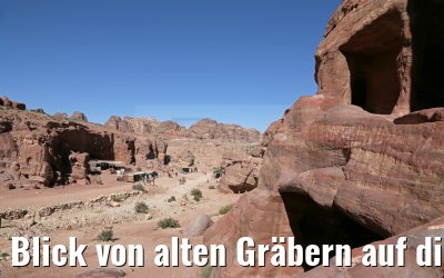 Blick von alten Gräbern auf die Stadt Petra