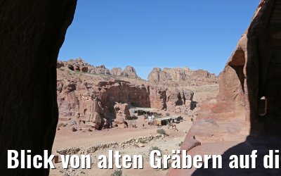 Blick von alten Gräbern auf die Stadt Petra