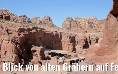Blick von alten Gräbern auf Felsenstadt Petra
