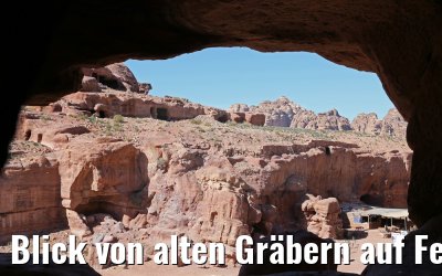 Blick von alten Gräbern auf Felsenstadt Petra