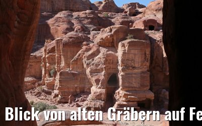 Blick von alten Gräbern auf Felsenstadt Petra