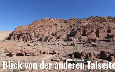 Blick von der anderen Talseite auf Felsenstadt Petra in Jordanien