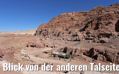 Blick von der anderen Talseite auf Felsenstadt Petra in Jordanien