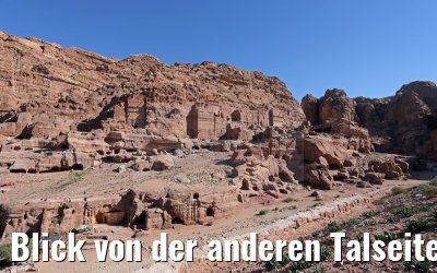 Blick von der anderen Talseite auf Felsenstadt Petra in Jordanien