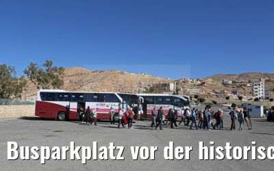 Busparkplatz vor der historischen Stadt Petra