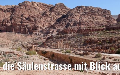 die Säulenstrasse mit Blick auf Königswand in Petra