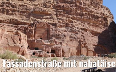 Fassadenstraße mit nabatäischen Felsengräbern in Petra