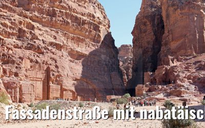Fassadenstraße mit nabatäischen Felsengräbern in Petra