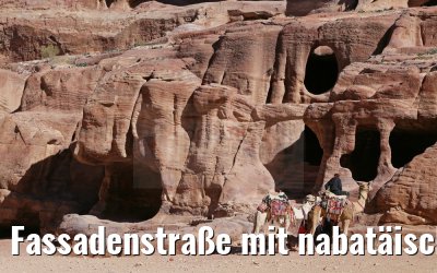 Fassadenstraße mit nabatäischen Felsengräbern in Petra
