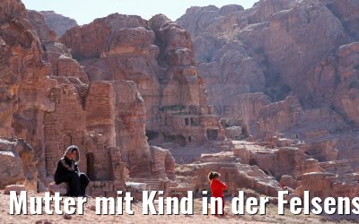 Mutter mit Kind in der Felsenstadt Petra
