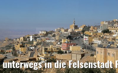 unterwegs in die Felsenstadt Petra in Jordanien