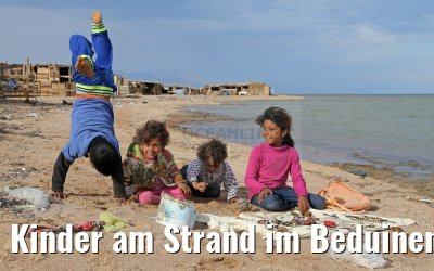 Kinder am Strand im Beduinen-Dorf in Nabq