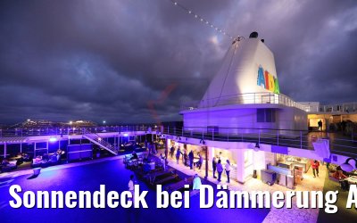 Sonnendeck bei Dämmerung AIDAmira