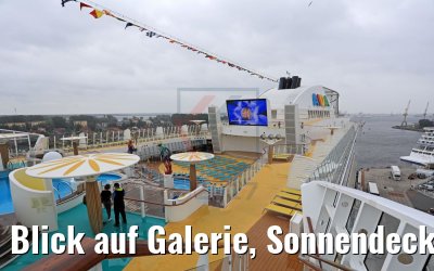 Blick auf Galerie, Sonnendeck und Bildschirm AIDAmar