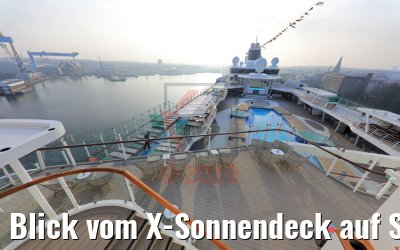 Blick vom X-Sonnendeck auf Sonnendecks und Pool neue Mein Schiff 2