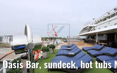 Oasis Bar, sundeck, hot tubs MS Columbus Deck 08