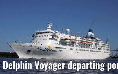 Delphin Voyager departing port of Hamburg, 10. May 2008