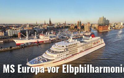 MS Europa vor Elbphilharmonie und Cap San Diego 04.09.2023