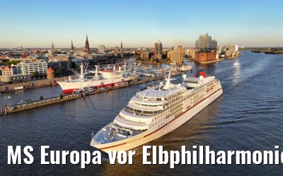 MS Europa vor Elbphilharmonie und Cap San Diego 04.09.2023