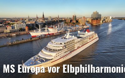MS Europa vor Elbphilharmonie und Cap San Diego 04.09.2023