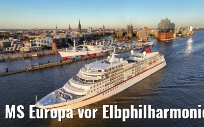 MS Europa vor Elbphilharmonie und Cap San Diego 04.09.2023