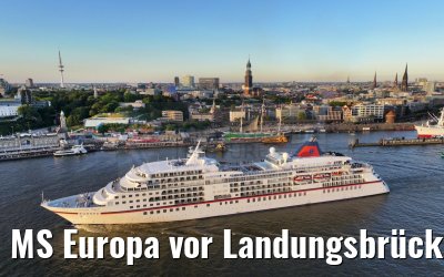 MS Europa vor Landungsbrücken Hamburg 04.09.2023