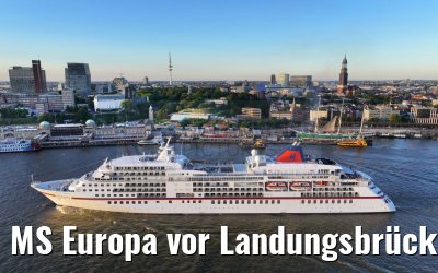 MS Europa vor Landungsbrücken Hamburg 04.09.2023