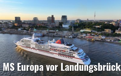 MS Europa vor Landungsbrücken Hamburg 04.09.2023