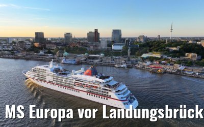 MS Europa vor Landungsbrücken Hamburg 04.09.2023