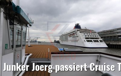 Junker Joerg passiert Cruise Terminal Altona mit Europa 2 am 13.05.2020