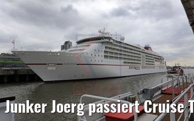 Junker Joerg passiert Cruise Terminal Altona mit Europa 2 am 13.05.2020