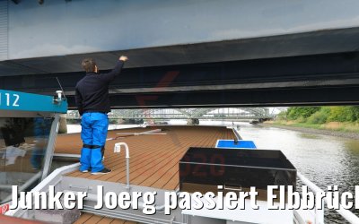 Junker Joerg passiert Elbbrücken bei Hamburg 13.05.2020