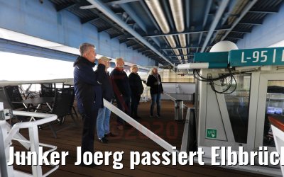 Junker Joerg passiert Elbbrücken bei Hamburg 13.05.2020