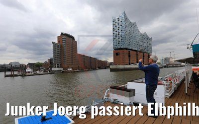 Junker Joerg passiert Elbphilharmonie 13.05.2020