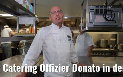 Catering Offizier Donato in der Kueche von MS Ariana