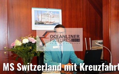 MS Switzerland mit Kreuzfahrtleiter Peter S. am Desk