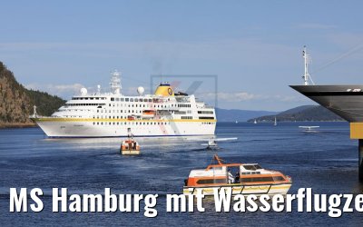 MS Hamburg mit Wasserflugzeugen und Tenderbooten in La Baie