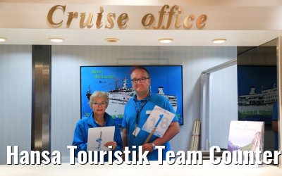Hansa Touristik Team Counter mit Katalog