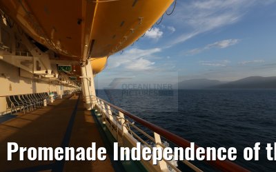 Promenade Independence of the Seas, evening
