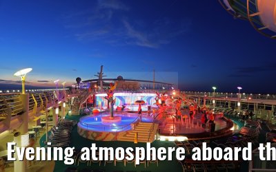 Evening atmosphere aboard the Independence of the Seas