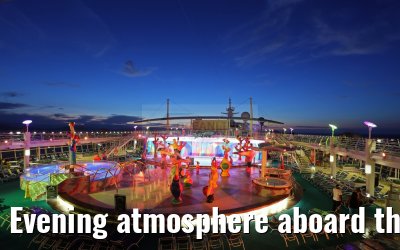 Evening atmosphere aboard the Independence of the Seas