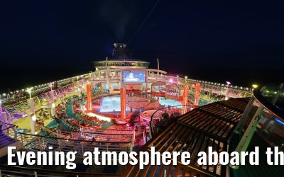Evening atmosphere aboard the Independence of the Seas